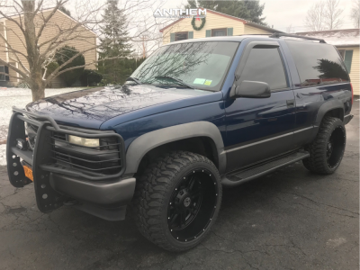 1999 Chevrolet Tahoe - 22x12 -44mm - Anthem Off-Road Instigator - Stock Suspension - 33" x 12.5"